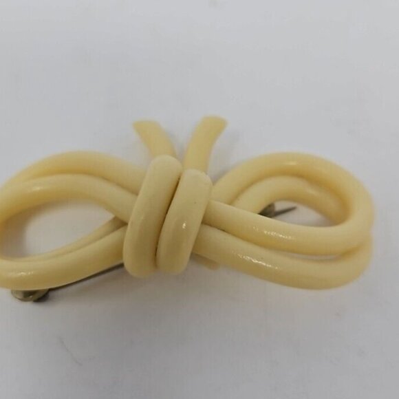 Antique 1920s Extruded Ivory Cream Celluloid Bow Shape Pin Brooch Flapper Girl - Picture 4 of 6